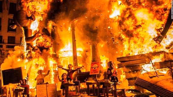 Thành phố Valencia (Tây Ban Nha) tổ chức lễ hội Las Fallas để kỷ niệm vị thánh bảo trợ La Virgen de los Desamparados. Nhiều người nhận định đây là lễ hội ồn ào nhất, hỗn loạn nhất ở châu Âu.