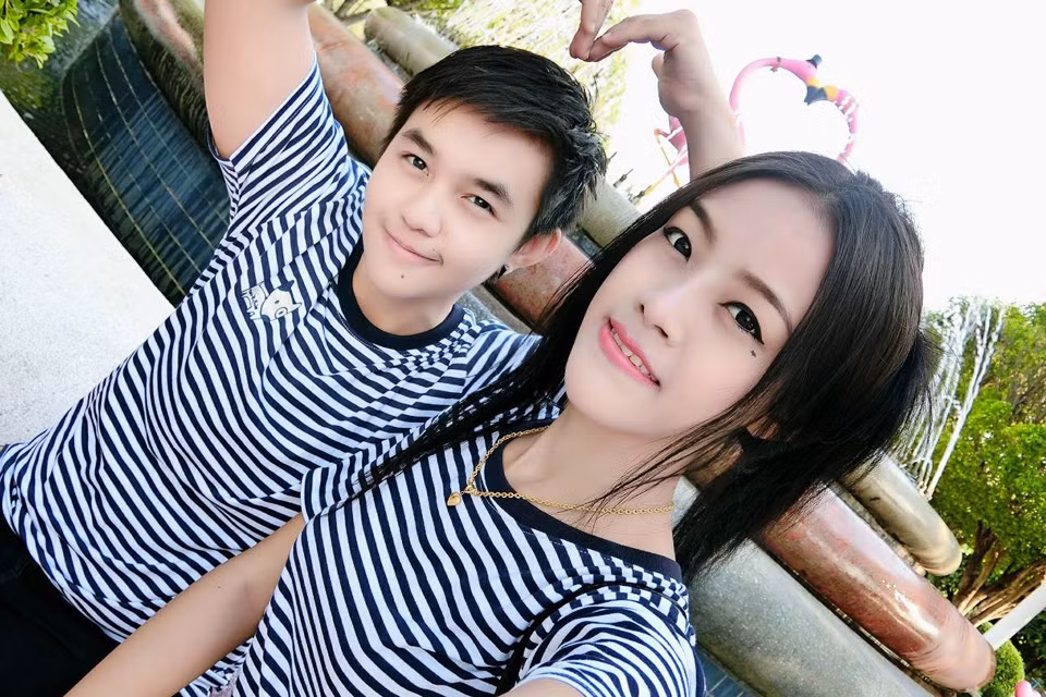 Sirima Saelim - Aungkana SaeSim là tên của cặp đôi Thái Lan đang khiến cư dân mạng bấn loạn những ngày gần đây. Chuyện tình cảm động, đẫm nước mắt và tưởng chừng chỉ có trong cổ tích của cặp đôi này đã lay động trái tim nhiều người.