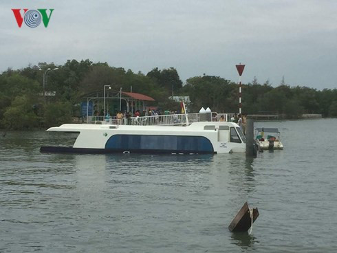 Khoảng 8h30 sáng nay (8/4), tàu cao tốc GREENLINES DP C3 - Sg: 7508 chở 42 hành khách chạy tuyến Vũng Tàu – TP.HCM chuẩn bị cập bến Cầu Đen – Tắc Suất, Thị trấn Cần Thạnh, huyện Cần Giờ thì gặp sự cố khiến tàu bị nước tràn vào khoang.