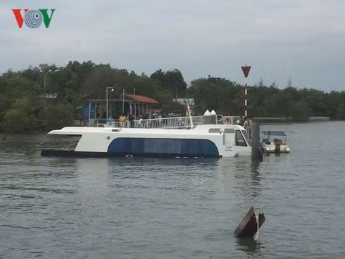 Khoảng 8h30 sáng nay (8/4), tàu cao tốc GREENLINES DP C3 - Sg: 7508 chở 42 hành khách chạy tuyến Vũng Tàu – TP.HCM chuẩn bị cập bến Cầu Đen – Tắc Suất, Thị trấn Cần Thạnh, huyện Cần Giờ thì gặp sự cố khiến tàu bị nước tràn vào khoang.