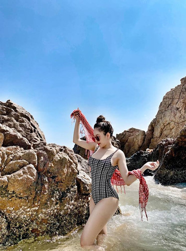 Nhưng chỉ vài ngày gây xôn xao truyền hình và cộng đồng mạng, PewPew livestream trên trang cá nhân, chính thức thừa nhận không còn hẹn hò cùng Trâm Anh.