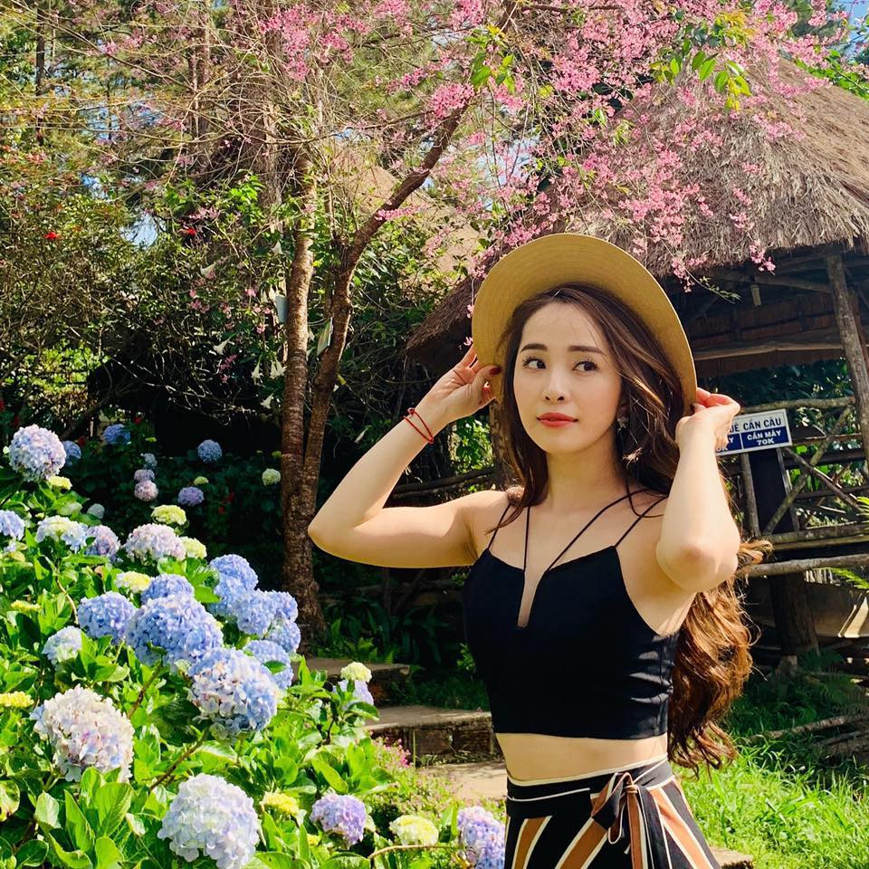 Trên trang cá nhân của mình, Quỳnh Nga không ngần ngại khoe đường cong nóng bỏng trong những bộ bikini đầy quyến rũ.