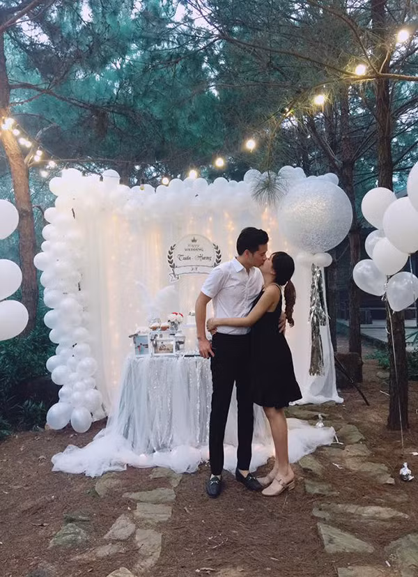 Chia sẻ thêm về cuộc sống hôn nhân, Thu Hương cho biết cô rất may mắn khi "túm" được anh chồng hết sức tâm lý, lãng mạn và luôn thích gây bất ngờ cho vợ.