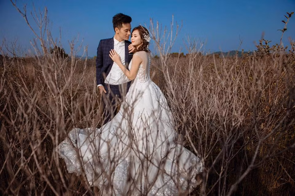 Khi còn yêu đã được chiều nhưng khi kết hôn, Thu Hương được chiều gấp đôi, gấp ba lần. Cụ thể, cô gái này cho hay: "Chồng mình trước giờ nổi tiếng là rất biết chiều chuộng bạn gái. Khi yêu anh, mình cũng cảm nhận được điều ấy và đến bây giờ khi cưới nhau về thì sự chiều chuộng ấy là vô điều kiện".