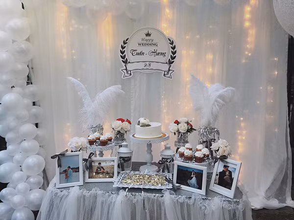 Chồng của Thu Hương đã bí mật chuẩn bị lễ kỷ niệm đám cưới tại một khu biệt tự giữa rừng. Những chùm bóng trắng, hoa hồng và những chùm đèn lung linh khiến cho mọi con tim nhìn vào phải "tan chảy" khi đứng trước khung cảnh này.