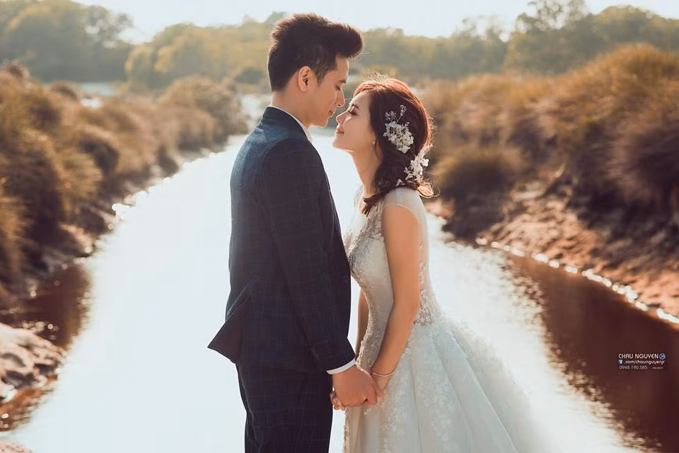 Nhiều dân mạng thực sự tỏ ra ghen tỵ với cuộc sống có phần viên mãn sau hôn nhân của Thu Hương, họ cho rằng khi lấy nhau về người phụ nữ sẽ phải thu vén việc gia đình, nội chợ rồi đến chăm con. Nhưng với "cô nàng dân tộc" này thì hoàn khác và rất thoải mái.