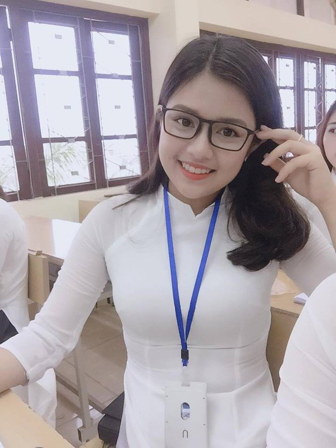 Khi biết hình ảnh của mình được một số học sinh chia sẻ lên MXH, Huyền My cho biết cô cảm thấy rất bất ngờ nhưng hơi lo lắng vì sợ ảnh hưởng tới công việc dạy học của mình.