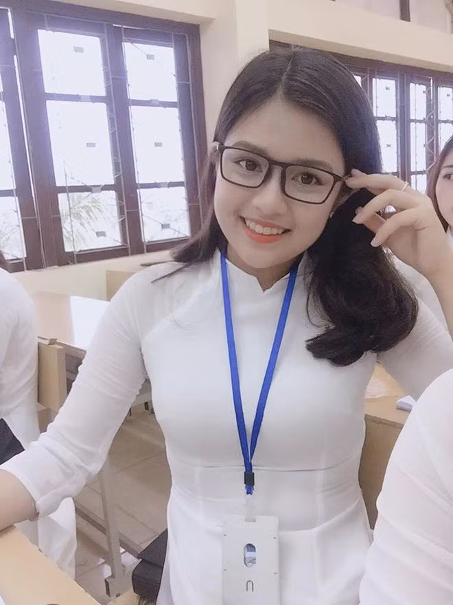 Khi biết hình ảnh của mình được một số học sinh chia sẻ lên MXH, Huyền My cho biết cô cảm thấy rất bất ngờ nhưng hơi lo lắng vì sợ ảnh hưởng tới công việc dạy học của mình.