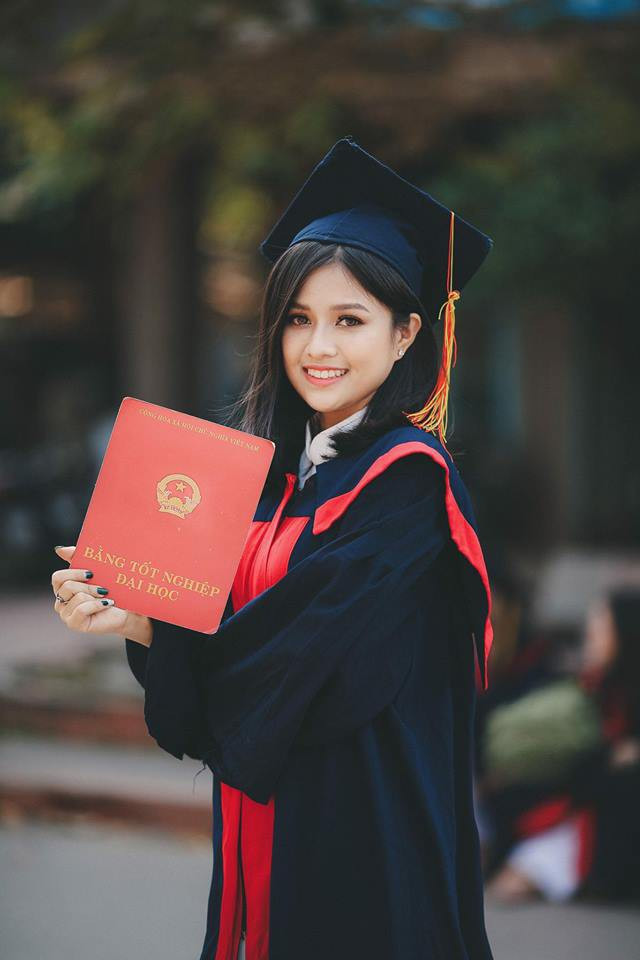 Huyền My sở hữu nhan sắc cực sáng với gương mặt xinh như hot girl, làn da trắng, đôi mắt to tròn cùng nụ cười tươi tắn.