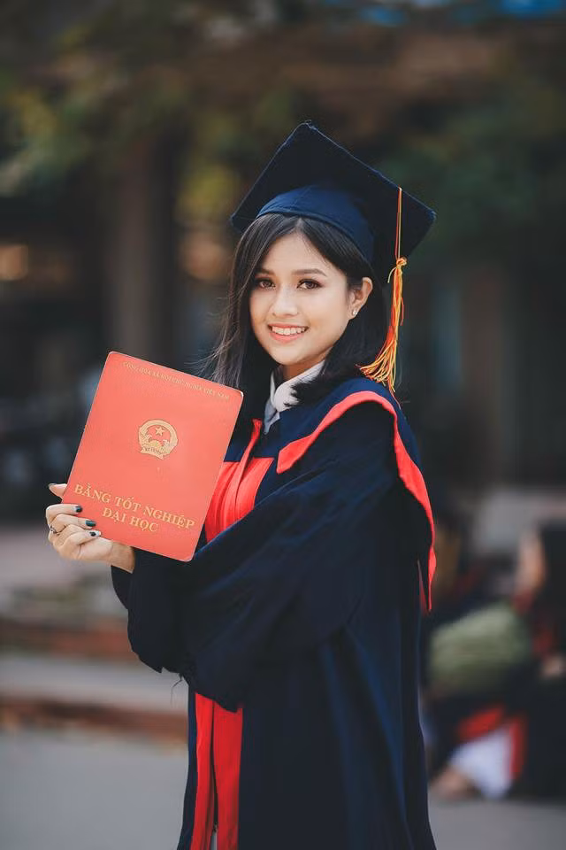 Huyền My sở hữu nhan sắc cực sáng với gương mặt xinh như hot girl, làn da trắng, đôi mắt to tròn cùng nụ cười tươi tắn.