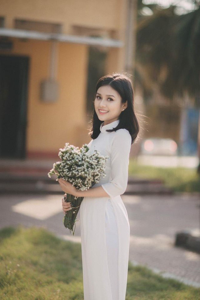 Ngay sau khi được đăng tải, bài đăng về cô giáo dạy Văn xinh xắn này đã nhận được hàng ngàn lượt like, share. Thậm chí nhiều dân mạng còn ao ước mình cũng có một giáo viên như vậy để mỗi ngày đến trường là một ngày vui.