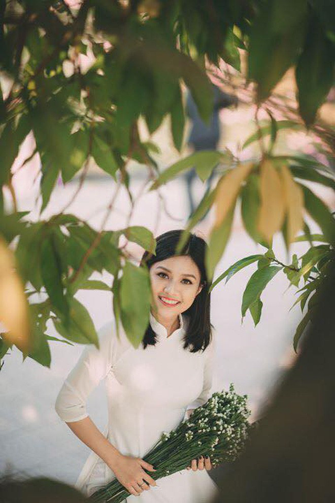 Được biết, cô giáo của chúng ta có tên là Trần Huyền My, sinh năm 1996, đến từ TP Hạ Long, tỉnh Quảng Ninh. Cô bạn này, vừa ra trường cách đây không lâu và hiện đang đảm nhiệm vị trí giáo viên dạy Văn tại trường THPT Hạ Long.