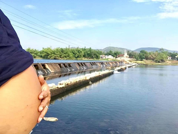 Chứng kiến bộ ảnh đưa bụng bia đi khắp nơi, nhiều bạn nam còn khẳng định những lần đi chơi tiếp theo thay vì đem bụng bia, họ sẽ chụp với cơ bụng 6 múi.