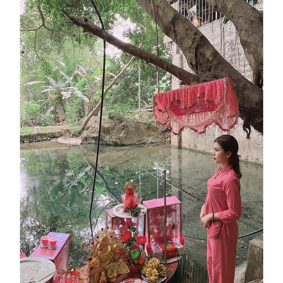 Trên trang cá nhân của mình, ngoài việc đăng tải những bức ảnh chụp khi làm người mẫu ảnh, nữ sinh 9X này cũng chia sẻ rất nhiều bức ảnh đời thường của mình.