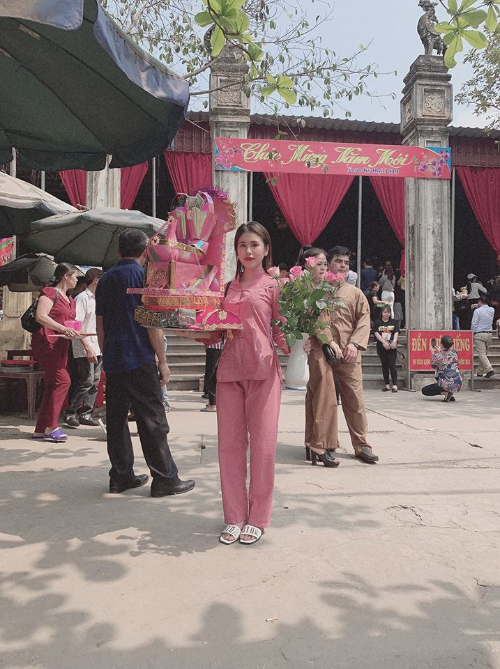 Theo tìm hiểu của CĐM cho biết, cô nàng nữ chính trong bức ảnh nude hồ sen có tên L.T.H (SN 1999) hiện là người mẫu ảnh tại Hà Nội.