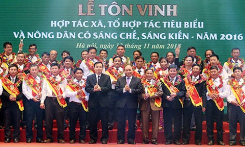 Thủ tướng Nguyễn Xuân Phúc, Bộ trưởng Bộ NN&PTNT Nguyễn Xuân Cường cùng đại diện các hợp tác xã, tổ hợp tác tiêu biểu và nông dân có sáng chế, sáng kiến năm 2016. Ảnh: VGP