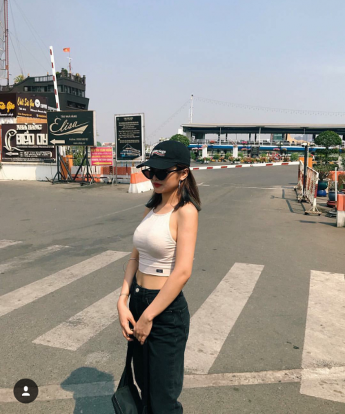 Nhiều người cho rằng, chán với hình ảnh cũ khoe sự sang chảnh trong những "bộ cánh" thiết kế, Nga Wendy đang tự làm mới mình và đi theo con đường "khoe thân" nhưng không quá lố.