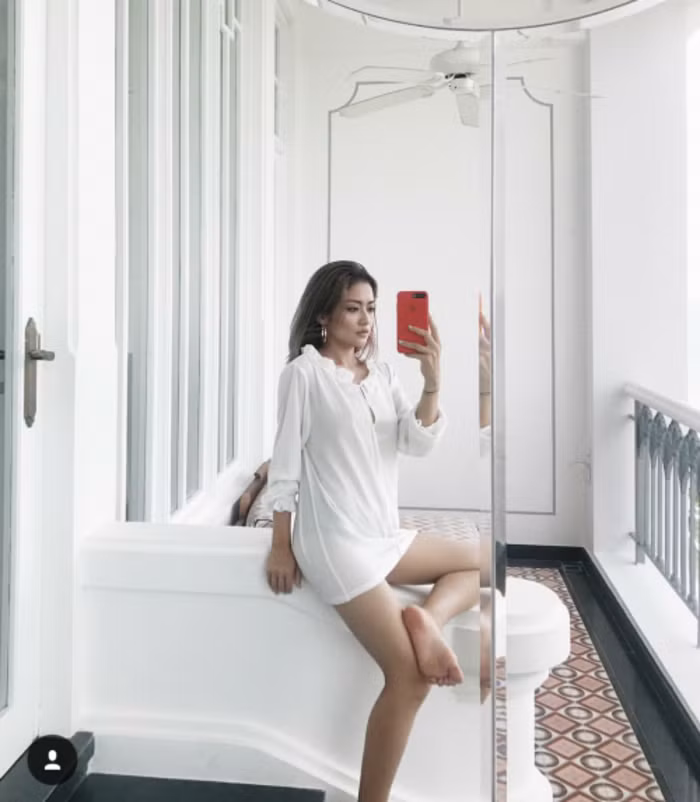 Kéo xuống Instagram của Nga Wendy thì mới thấy dạo gần đây cô nàng đã nhấn nhá khá nhiều những bức ảnh tươi mới trong phong cách phóng khoáng.