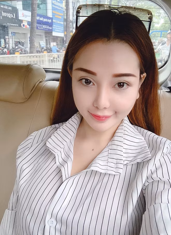 Thêm vào đó là khi thiếu đi app chỉnh ảnh và filter làm thon mặt, đường nét gương mặt thật của Mon 2K bị thô kệch và phổng phao hơn rất nhiều.