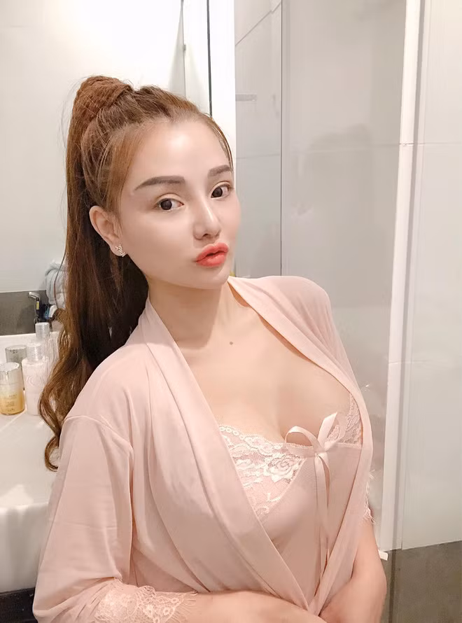 Sự thật chứng minh dù là con trai hay con gái thì photoshop cũng cực kì quan trọng trong khoản giúp mình xinh đẹp hơn, minh chứng rõ ràng nhất đó là Mon 2K.