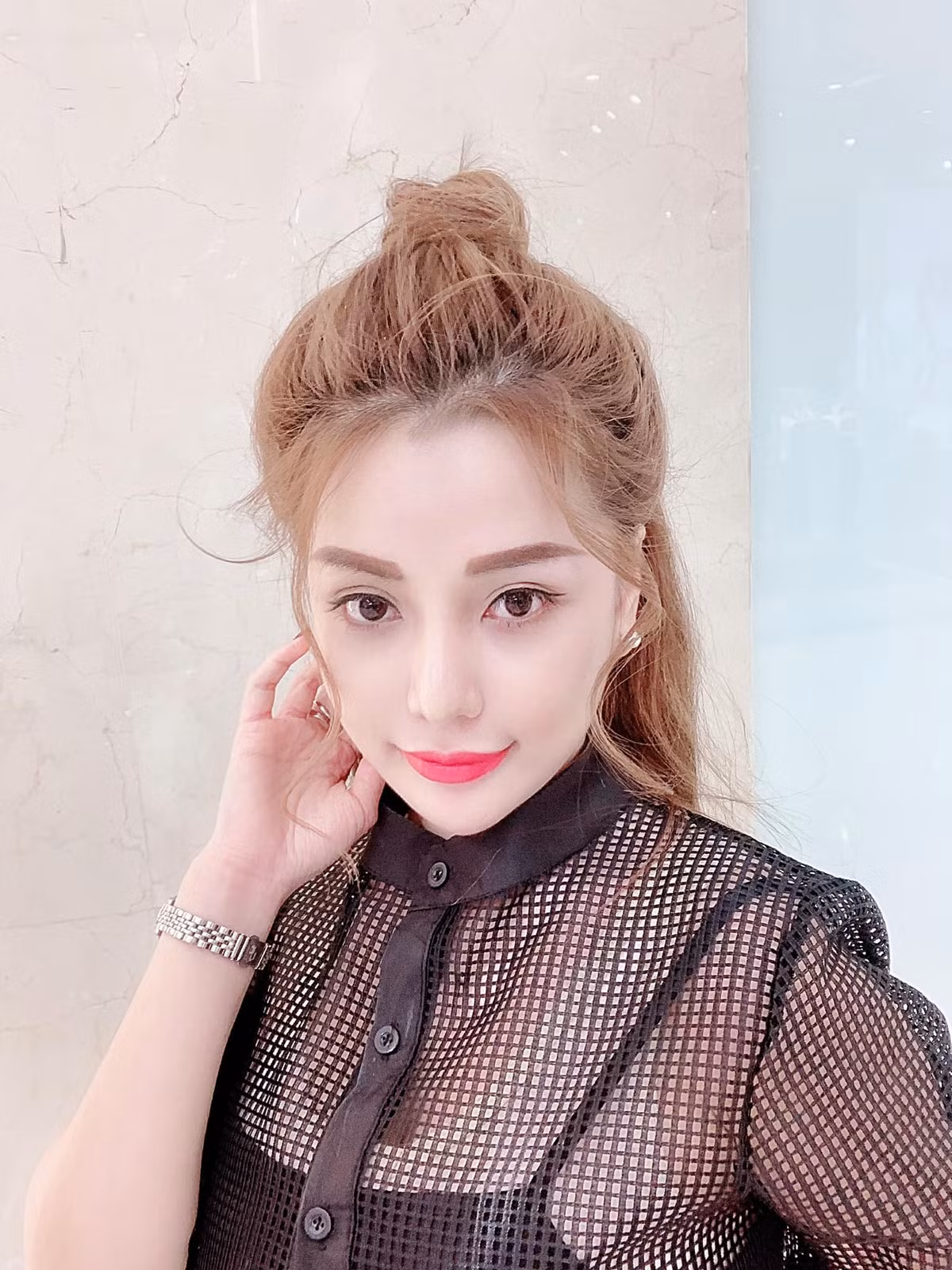 Môi tều oversized cộng thêm chiếc mũi cao nhưng "dao kéo" 77 49 lần khiến tổng thể trông mất cân đối là điều mà nhiều người cảm nhận ngay khi hot girl thị phi Mon 2K tháo chiếc mặt nạ bí ẩn.