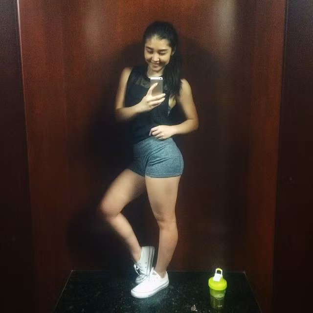 Thay vì giống các cô gái khác thích sở hữu làn da trắng và thân hình mình dây, Hạ Uyên lại chọn cho mình một thân hình khỏe khoắn nhưng cũng không kém phần nóng bỏng.