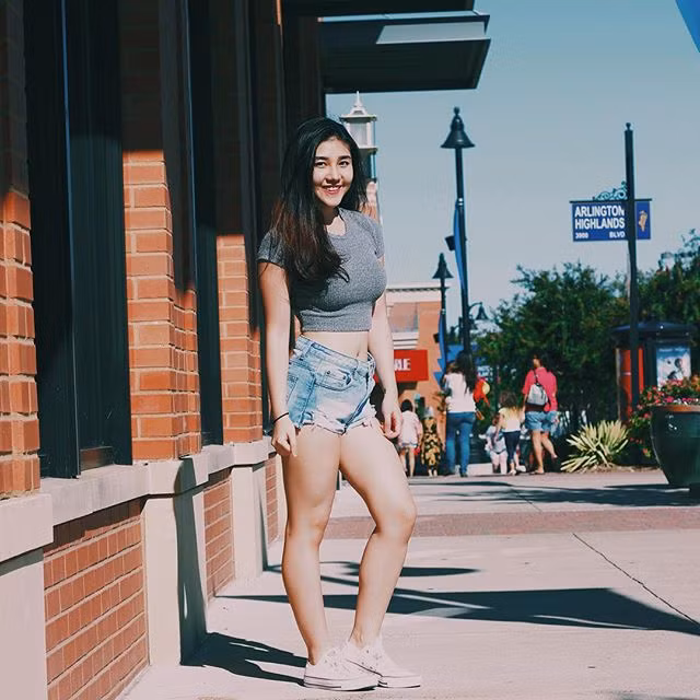 Trước khi sang Mỹ du học và định cư, Hạ Uyên từng tham gia cuộc thi Hoa khôi của trường THPT Marie Curie - TP HCM.