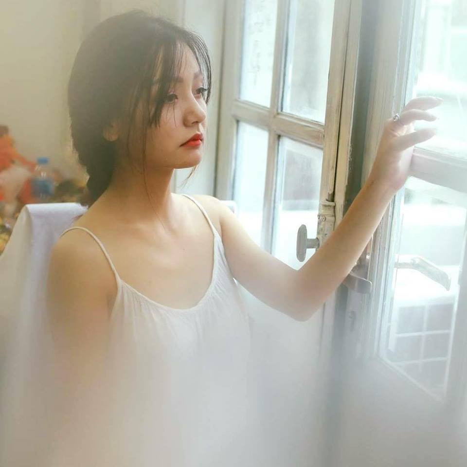 Trên MXH thời gian qua, chuyện các cô gái chia sẻ về nỗi lo "ngực lép" của mình đã trở nên khá bình thường. Họ lo sợ việc thân hình "hai lưng" của mình sẽ kém gợi cảm trong mắt anh em và hot girl Bách Khoa cũng không ngoại lệ. - Nguyễn Thị Bảo Châu.