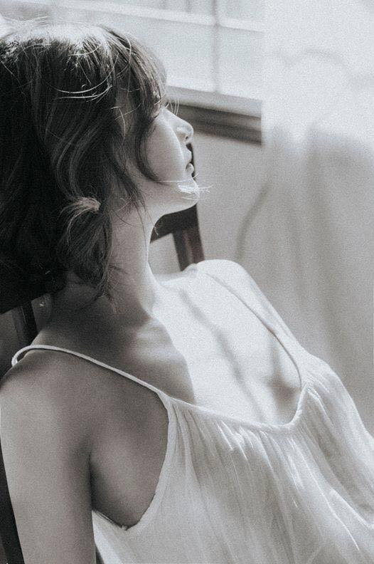 Ngay sau khi dòng trạng thái của Bảo Châu được đăng tải, nhiều dân mạng đã cho rằng: "Ngực lép bây giờ đâu quan trọng, hãy coi đó là lợi thế bởi bạn có thể nằm úp mà không khó thở, di chuyển dễ dàng mà không vướng víu."