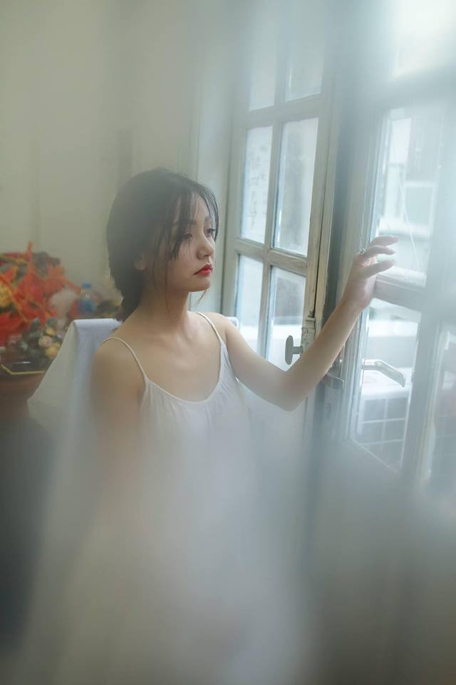 Mới đây trên trang cá nhân của mình, hot girl 9X Bách Khoa đã chia sẻ 5 bức ảnh mới nhất và đi kèm theo đó là dòng trạng thái khiến nhiều người đọc cảm thấy dễ thương vô cùng. Bảo Châu viết: "Mẹ ơi! Chúng nó bảo con không có ngực. Ngực lép chúng nó không yêu con mẹ ơi"