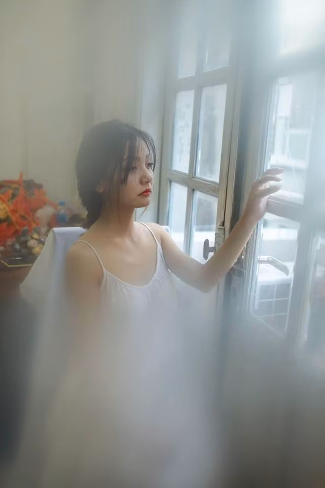 Mới đây trên trang cá nhân của mình, hot girl 9X Bách Khoa đã chia sẻ 5 bức ảnh mới nhất và đi kèm theo đó là dòng trạng thái khiến nhiều người đọc cảm thấy dễ thương vô cùng. Bảo Châu viết: "Mẹ ơi! Chúng nó bảo con không có ngực. Ngực lép chúng nó không yêu con mẹ ơi"