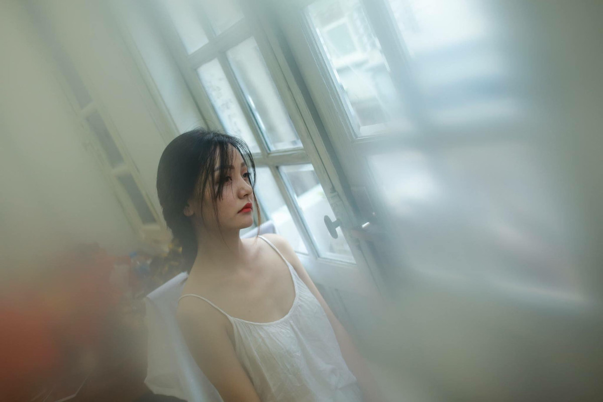 Chính những ngôn từ dễ thương, nũng nịu cùng với những góc ảnh trong chiếc váy trắng tinh tuyền đã giúp cho những bức ảnh mới nhất của Bảo Châu có sức hấp dẫn lạ kì.