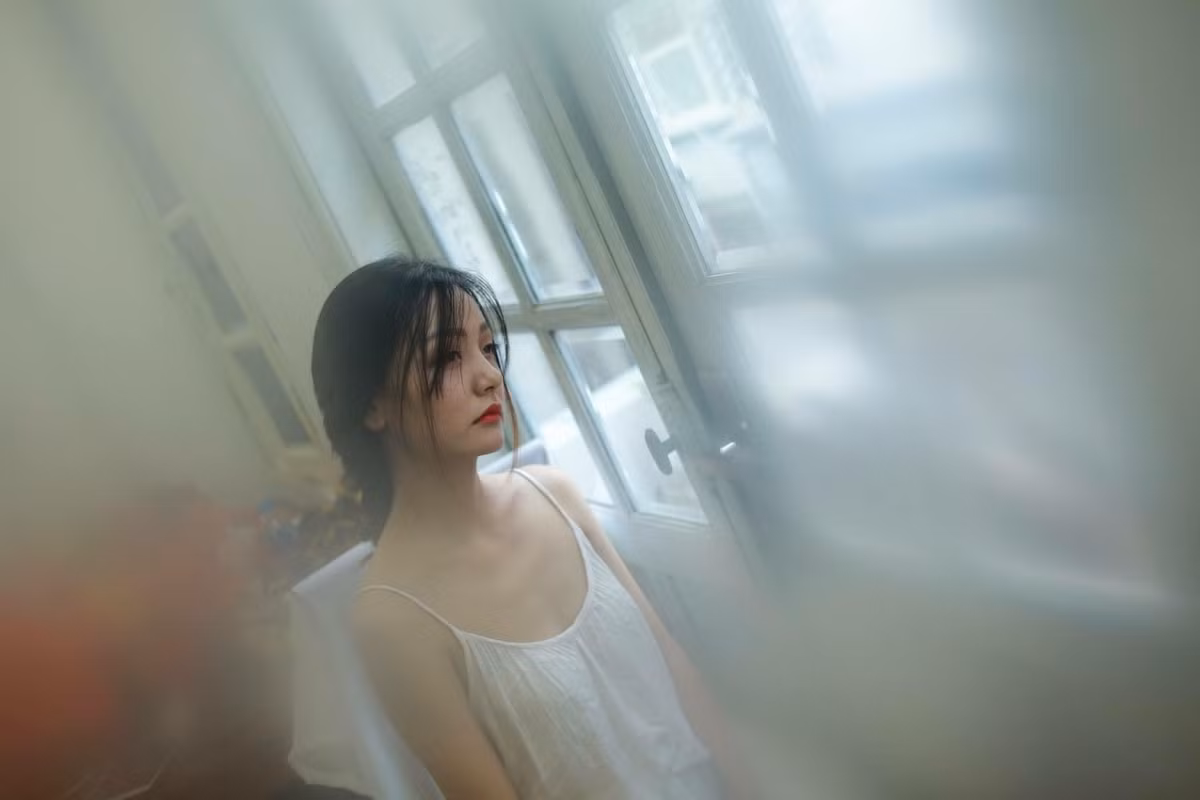 Chính những ngôn từ dễ thương, nũng nịu cùng với những góc ảnh trong chiếc váy trắng tinh tuyền đã giúp cho những bức ảnh mới nhất của Bảo Châu có sức hấp dẫn lạ kì.