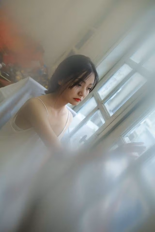 Ngoài việc học tập trên lớp, Bảo Châu cũng là cái tên được nhiều nhiếp ảnh gia "chọn mặt, gửi vàng", đặc biệt là những bộ ảnh với concept nhẹ nhàng hay vẻ đẹp tinh tuyền và mong manh.