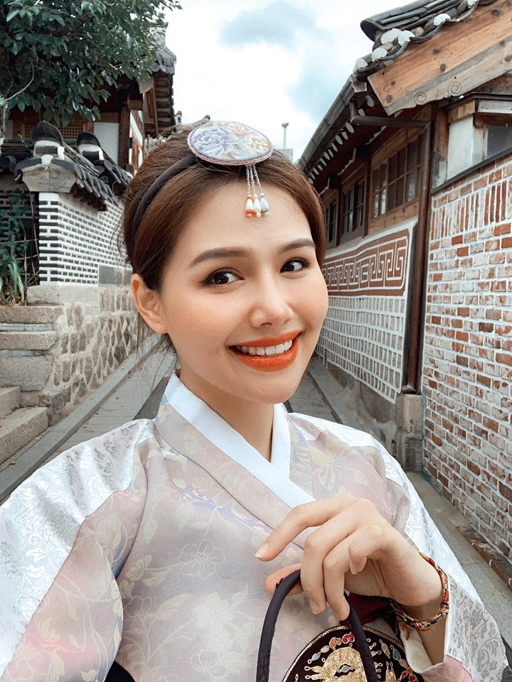 Ngay bên dưới bài đăng, bên cạnh những lời khen ngợi nhan sắc dành cho Phanh Lee thì nhiều dân mạng cũng đặt câu hỏi cho hot girl 9X này rằng: "Bao giờ em lấy chồng?".