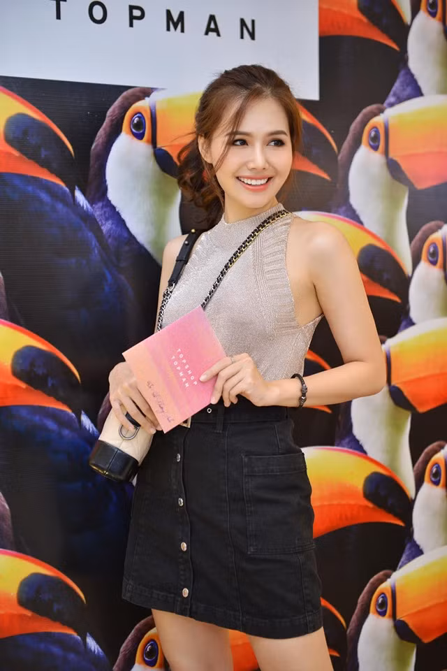 Trên trang cá nhân của mình, Phanh Lee chia sẻ không ít những bức ảnh chụp đẹp "vi diệu" tại các quốc gia mà cô đặt chân tới như Hàn Quốc, Nhật, Thái Lan....