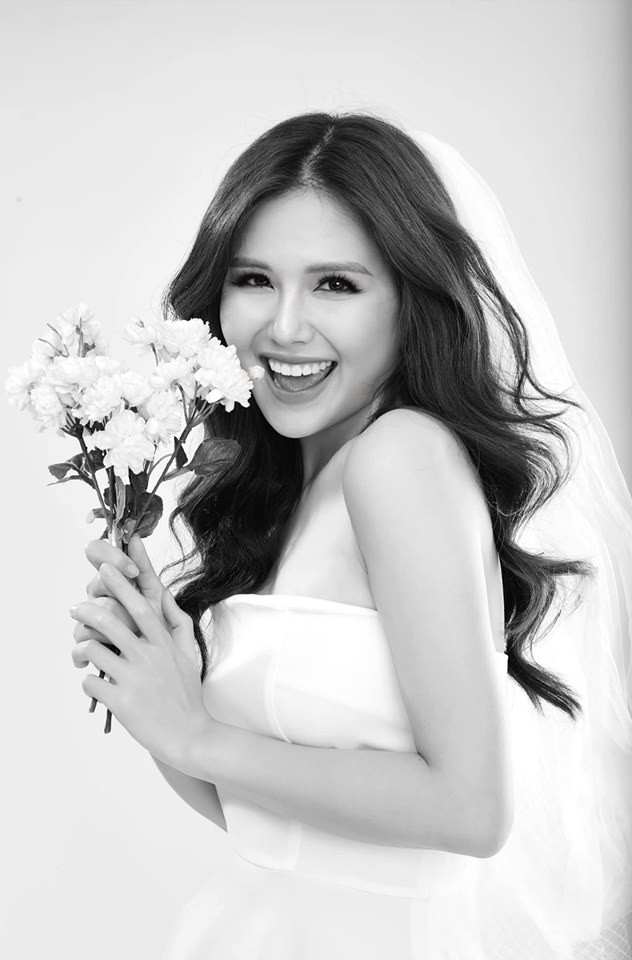 Mới đây trên trang cá nhân của mình, hot girl Phanh Lee bất ngờ đăng hình ảnh mình diện váy cưới khiến nhiều người bất ngờ.