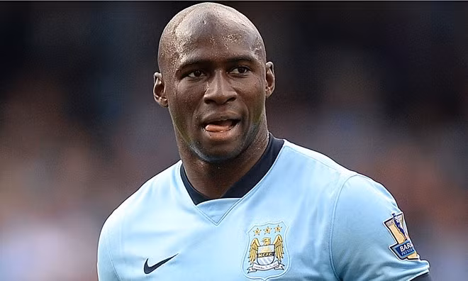 Eliaquim Mangala (Manchester City) là cầu thủ có lợi thế về thể hình và tốc độ, cựu sao Porto lại để Gomis bên phía Swansea vượt qua một cách dễ dàng để ghi bàn thắng san bằng tỷ số trong trận đấu trên sân Etihad.
