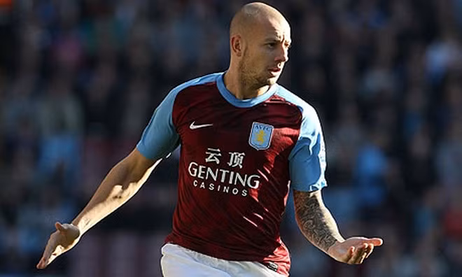 Cầu thủ tiếp theo đứng vào đội hình tệ nhất vòng 16 giải ngoại hạng Anh đó là Allan Hutton (Aston Villa). Chính sự yếu kém của hàng hậu vệ là nguyên nhân khiến đội chủ sân Villa Park ngụp lặn dưới đấy bảng xếp hạng. Ở độ tuổi 31, Allan Hutton không còn đủ thể lực để theo kèm những cầu thủ đầy tốc độ bên phía Arsenal.