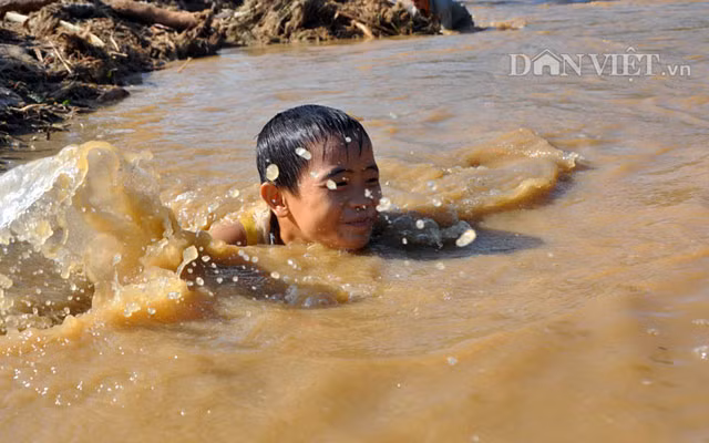 Tận dụng hai cột trụ của cây cầu treo trước đây bắc vào thôn bị lũ cuốn trôi, chính quyền địa phương đã lắp đặt hệ thống dây cáp, ròng rọc để vận chuyển thức ăn, chăn, màn, quần áo vào hỗ trợ người dân. Quà cứu trợ được đưa đến tận thôn để người dân đến nhận.