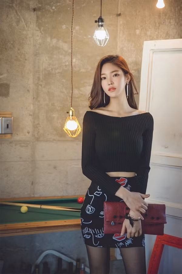 Joengyun sinh năm 1994 tại Thủ đô Seoul (Hàn Quốc), hiện cô nàng này là người mẫu tự do và được rất nhiều hãng thời trang săn đón nhiệt tình với những lời chào mời những bản hợp đồng bản quyền hình ảnh lên tới nhiều triệu Won.