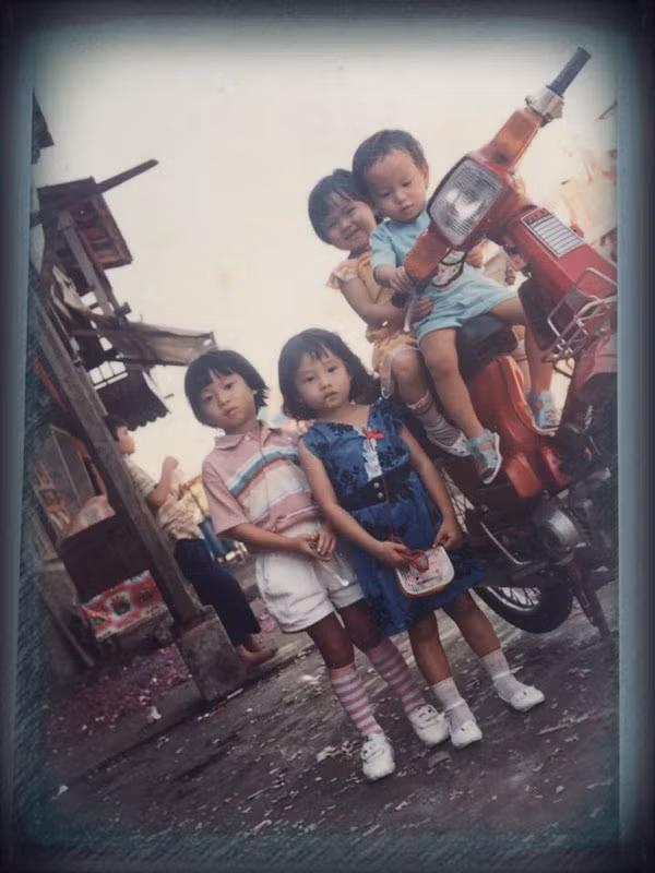 Những hình ảnh Tết xưa mới đây đã được các bạn trẻ lục lọi lại và tổng hợp thành album ảnh đăng tải rộng rãi trên mạng xã hội. Ngay lập tức đã thu hút sự quan tâm của đông đảo cộng đồng mạng.