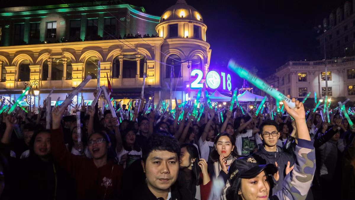 Đám công cổ vũ cho DJ đến từ Hà Lan sau những phút thăng hoa trong những bản nhạc điện tử.