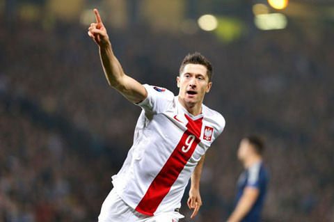 Kể từ khi chuyển sang thi đấu cho Bayern Munich, Robert Lewandowski trở thành một trọng pháo của Hùm xám xứ Bavaria và ĐT Ba Lan. Khả năng dứt điểm cả bằng đầu và bằng chân điêu luyện của cầu thủ này đã giúp anh luôn xoay chuyển cơ hội thành bàn thắng.