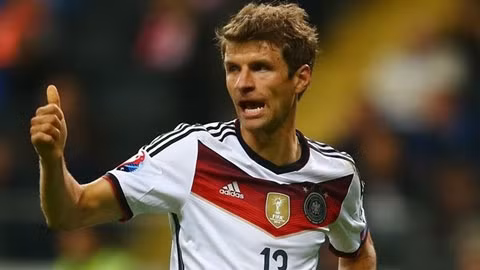 Ứng cử viên vua phá lưới VCK Euro 2016 tiếp theo được nhắc tới đó là tiền đạo Thomas Muller của ĐT Đức. Tài năng của ngôi sao này đã được khẳng định trong màu áo của những cỗ xe tăng Đức tại World Cup 2014 và CLB Bayern Munich thời gian qua. Sở hữu khả năng chọn vị trí và đọc tình huống tốt, Muller luôn đưa mình vào thế có thể ghi bàn.