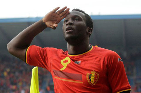 Romelu Lukaku trở thành hiện tượng trong màu áo của CLB Everton. Cầu thủ này đã có 18 bàn thắng tại giải Ngoại hạng Anh. Với tốc độ và sức càn lướt khủng, cầu thủ này trở thành nỗi khiếp sợ của hàng thủ đối phương.