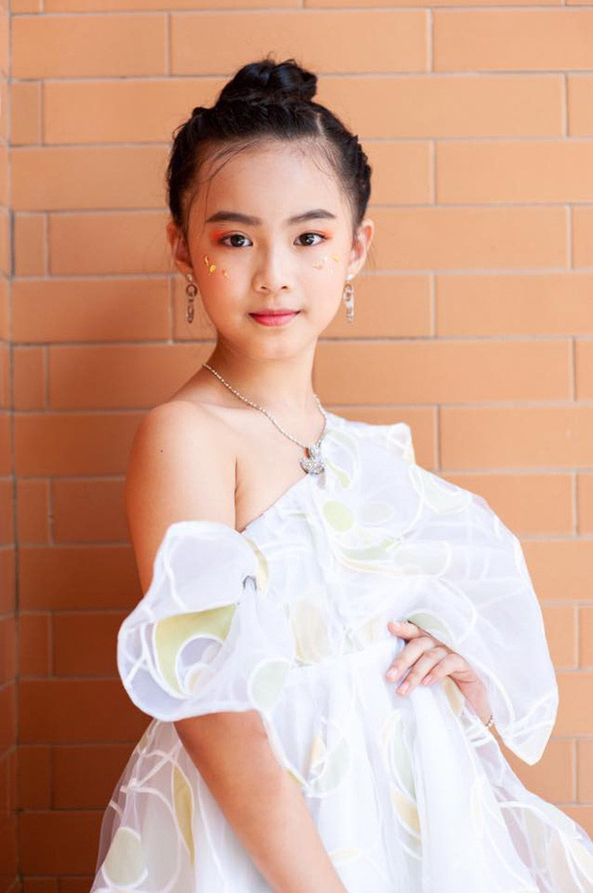 Mẹ Huyền Diệu có kể lại rằng lúc mới sinh, Diệu rất bé và cho đến tận bây giờ vẫn là nàng "còi" của bố mẹ. hưng thật không ngờ được rằng, ngoại hình nhỏ nhắn này của Diệu lại là điểm ấn tượng khi vào bộ phim Mắt biếc.