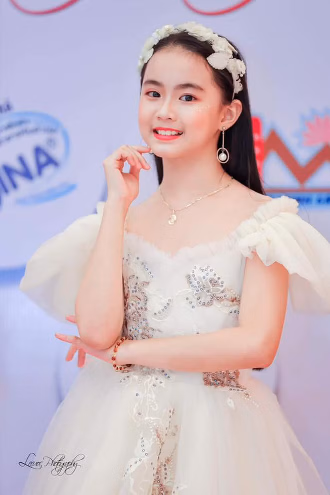 Theo nhận xét của nhiều người, Huyền Diệu dường như có dáng dấp của một Hoa hậu tương lai.