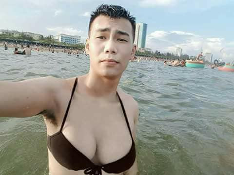 Mới đây một nam thanh niên đi biển đã chụp ảnh nhờ dân mạng "giúp em có tí ngực với bụng 6 múi". Và ngay sau khi yêu cầu được gửi đi, sản phẩm phản hồi đã được gửi về, chẳng như mong ước chàng trai nhận được bức ảnh chuyển đổi giới tính và ngay lập tức được mệnh danh là "hot girl 3 đầu" phiên bản nhiều lông.