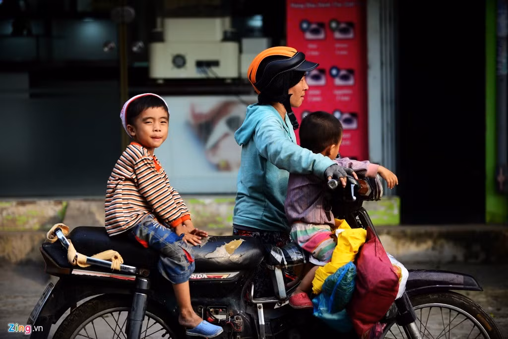 Sáng sáng chị đưa Bảo An, đứa duy nhất được đến trường học rồi cùng hai con nhỏ đi nhặt ve chai từ sáng sớm đến chiều tối. Tuy nhiên, không đủ sống chị tìm cách bán thêm vé số lấy tiền trang trải việc thuê nhà trọ.